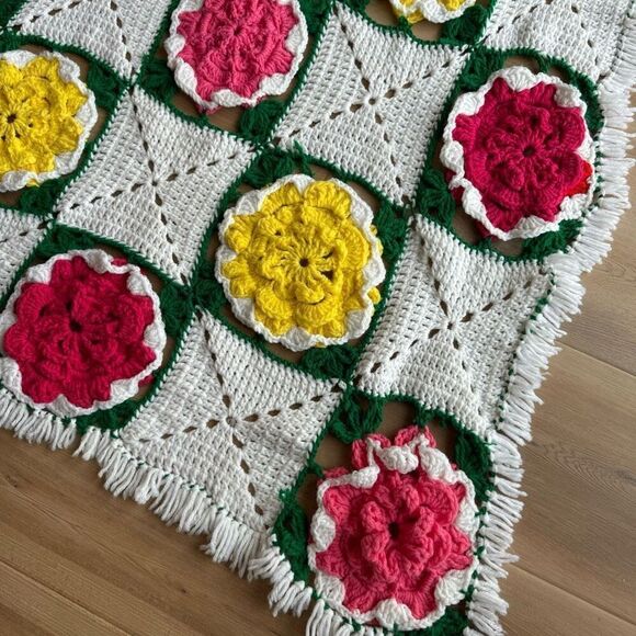 VTG Handmade 3D Granny Square Flower Floral Knit Blanket Throw 34x72 - Picture 3 of 5